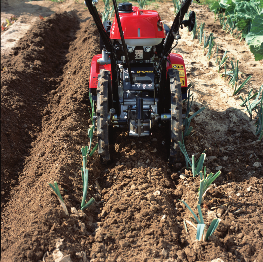 Verrijdbare of zelfrijdende grondfrees